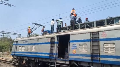 Maharashtra: Restoration work begins after speeding truck collides with train at Bodwad station News In Hindi