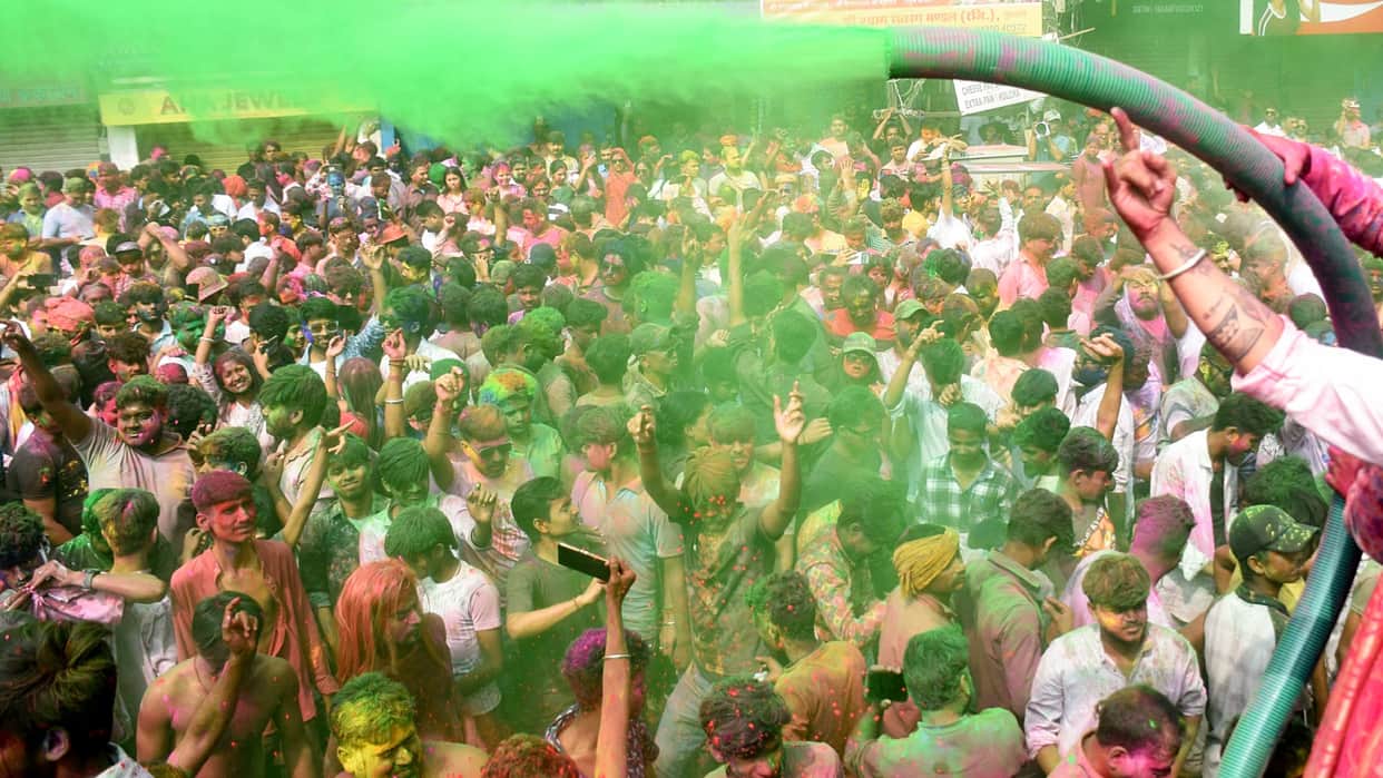 Pakistani Hindus celebrate Holi amid high security at Krishna Mandir in Lahore, News in hindi