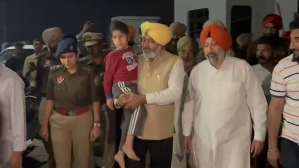 अगवा बच्चे के साथ मंत्री हरपाल चीमा