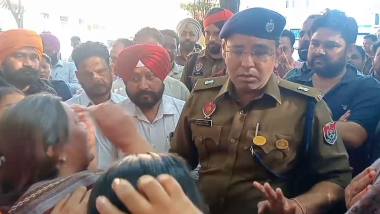 Moga Hindu Organizations Enraged Over Murder Of Shiv Sena Leader, Staged Sit-in Demanding Arrest – Amar Ujala Hindi News Live