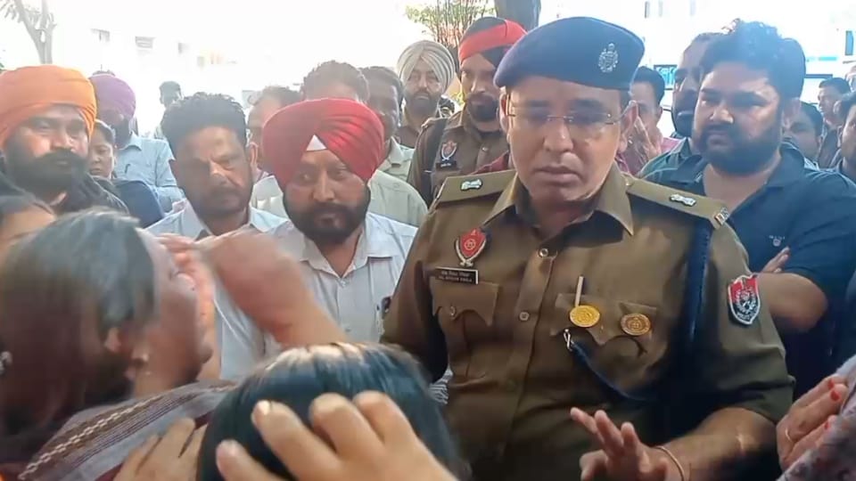 Moga Hindu organizations enraged over murder of Shiv Sena leader, staged sit-in demanding arrest