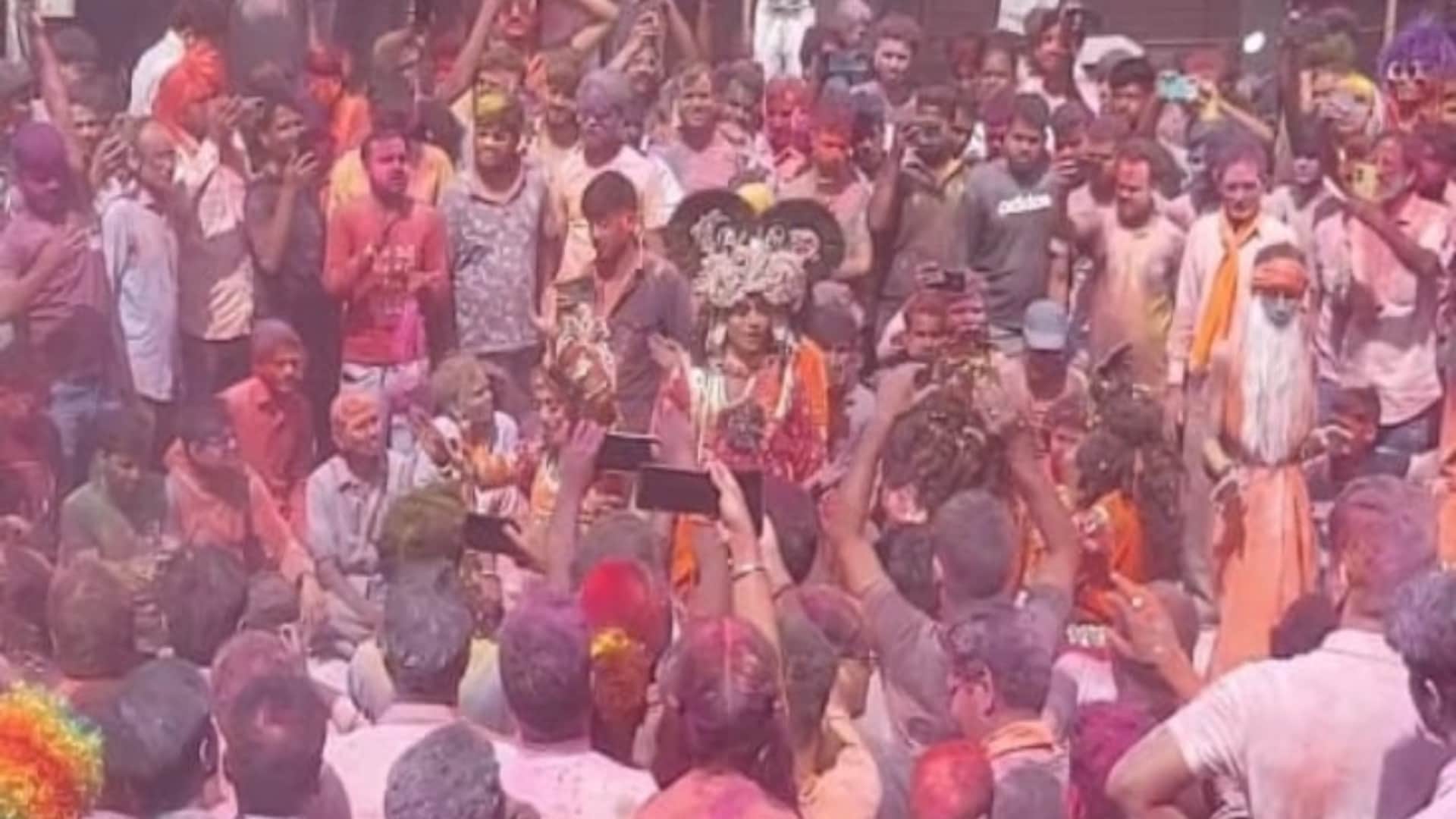 होली मनाते हुये