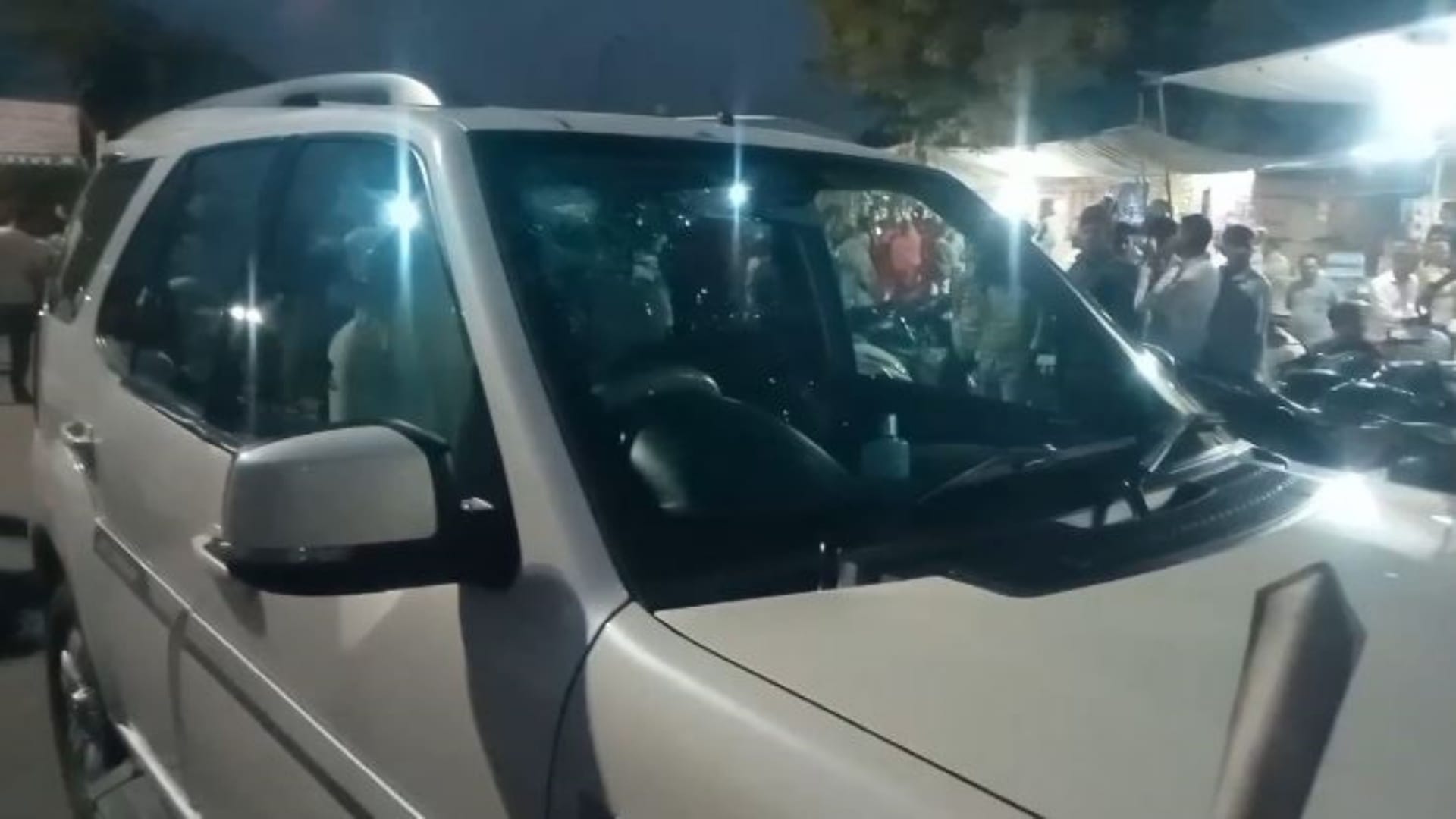 गाड़ी पर हमला