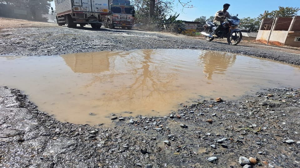Trouble due to dilapidated condition of national highway worst situation is in Tatapani in Balrampur Ramanujg