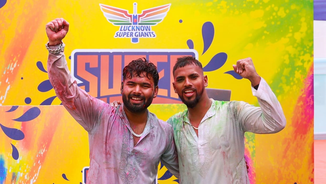 cricket players celebrating holi rishabh pant nicholas pooran delhi captials women team photos viral see