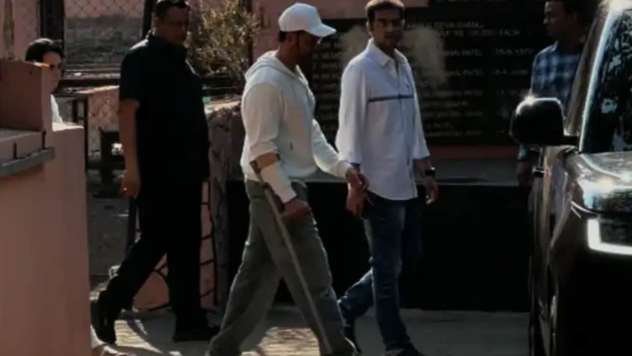 War 2 Movie actor Hrithik Roshan spotted with a leg injury at Deb Mukherjee funeral