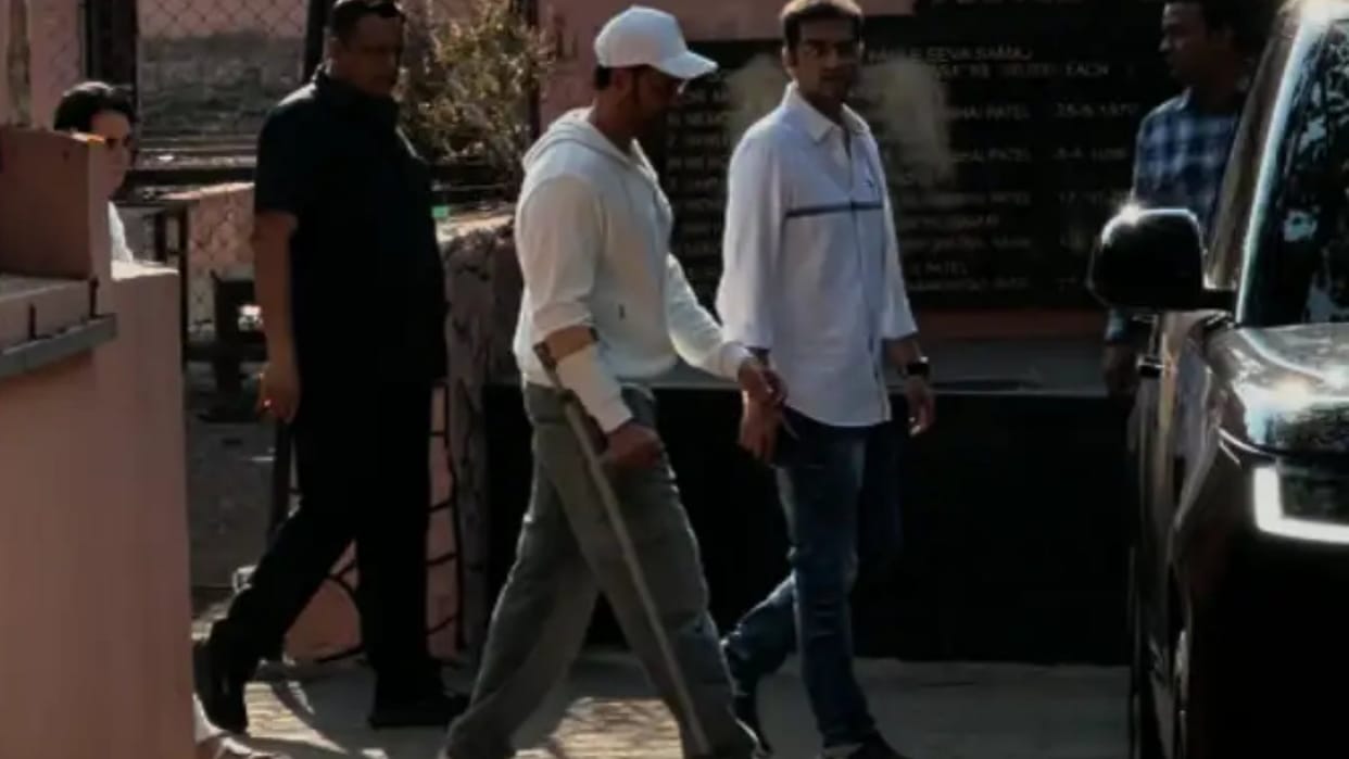 War 2 Movie actor Hrithik Roshan spotted with a leg injury at Deb Mukherjee funeral