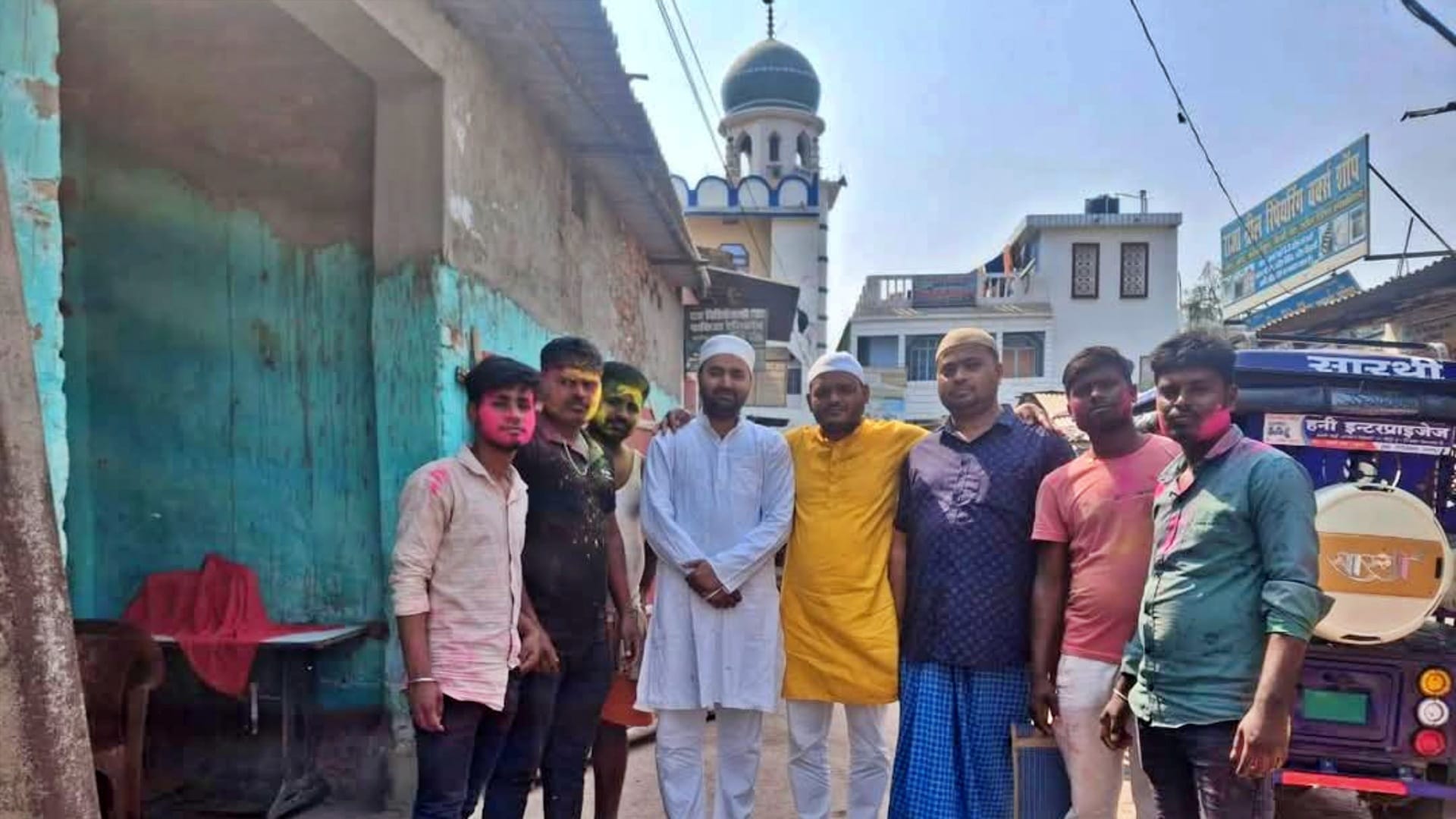 मछली मार्केट में हिंदू और मुस्लिम समुदाय के लोगों ने एक-दूसरे को दी होली-जुमा की बधाई