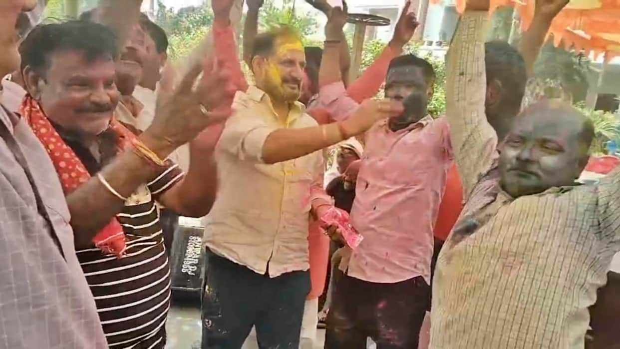 Saharsa Neeraj Bablu played Holi with supporters danced fiercely says there will be big Holi again in November