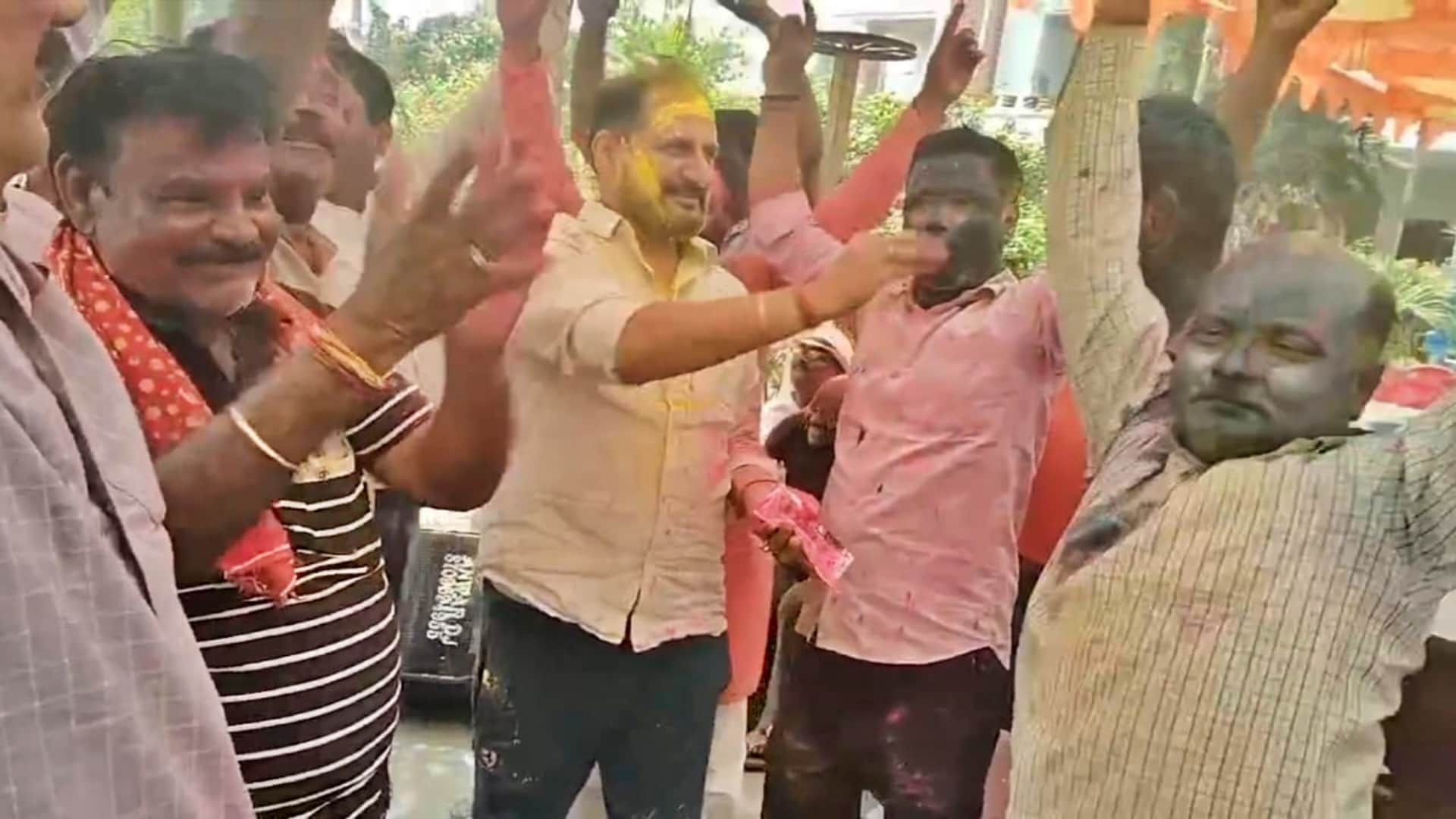 Saharsa Neeraj Bablu played Holi with supporters danced fiercely says there will be big Holi again in November