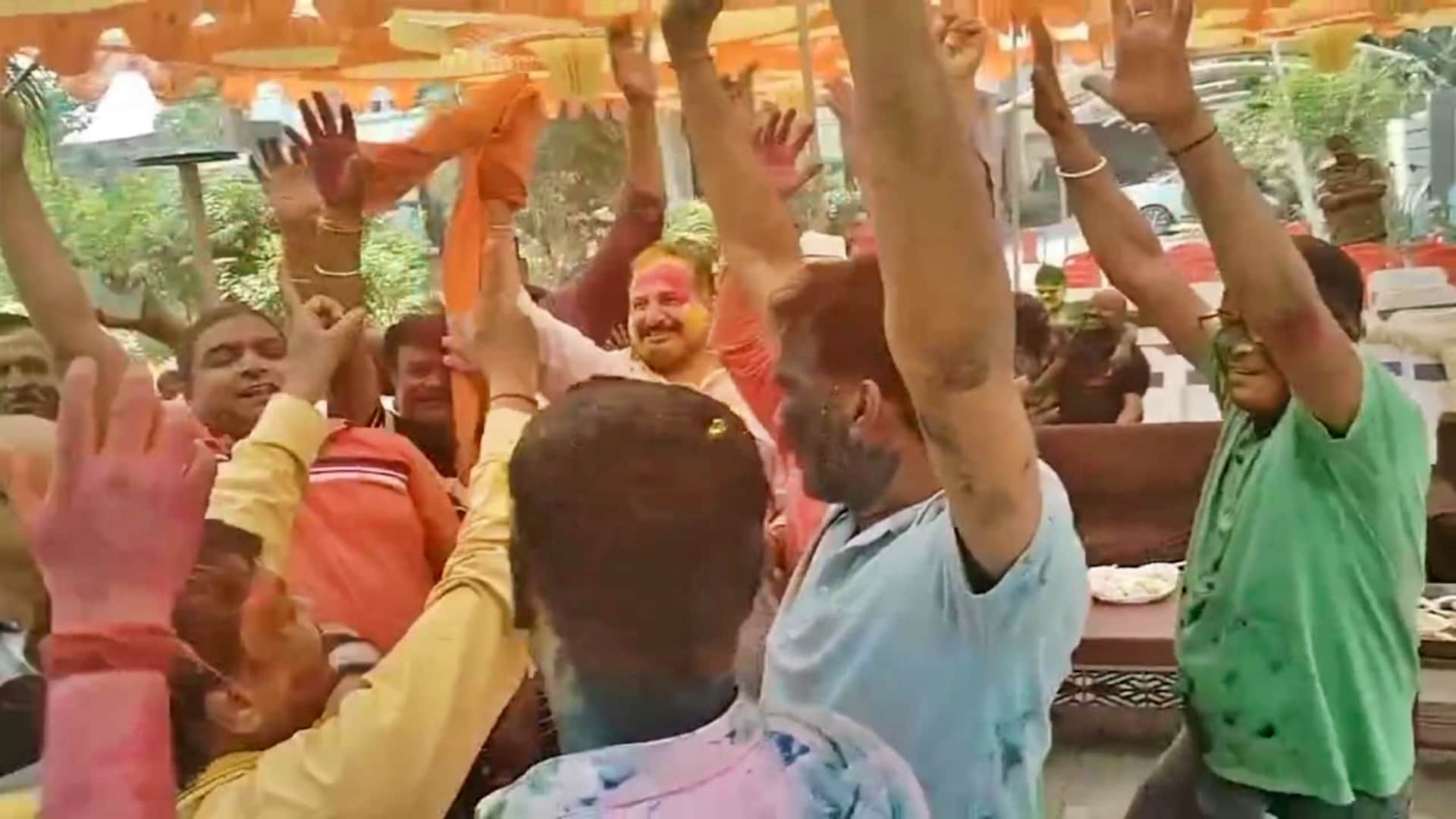 Saharsa Neeraj Bablu played Holi with supporters danced fiercely says there will be big Holi again in November