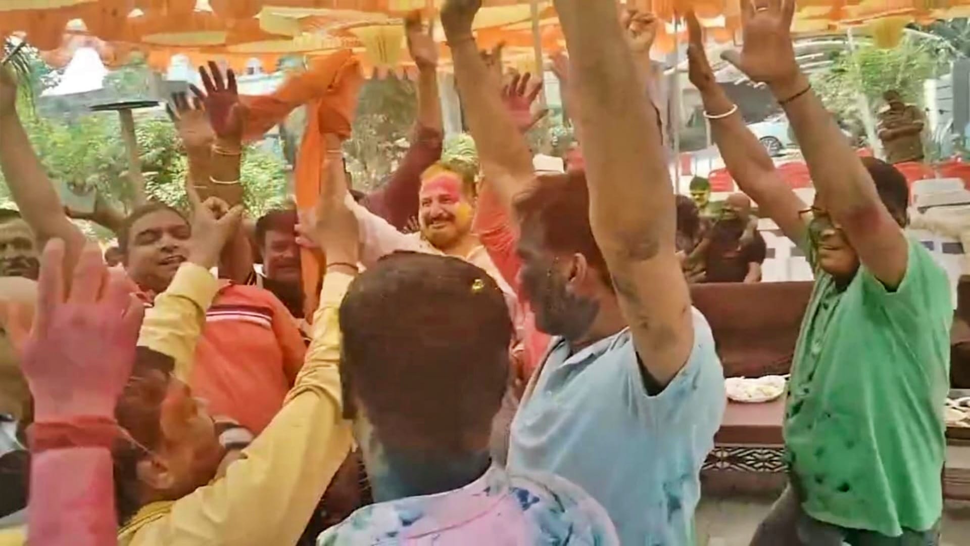 Saharsa Neeraj Bablu played Holi with supporters danced fiercely says there will be big Holi again in November