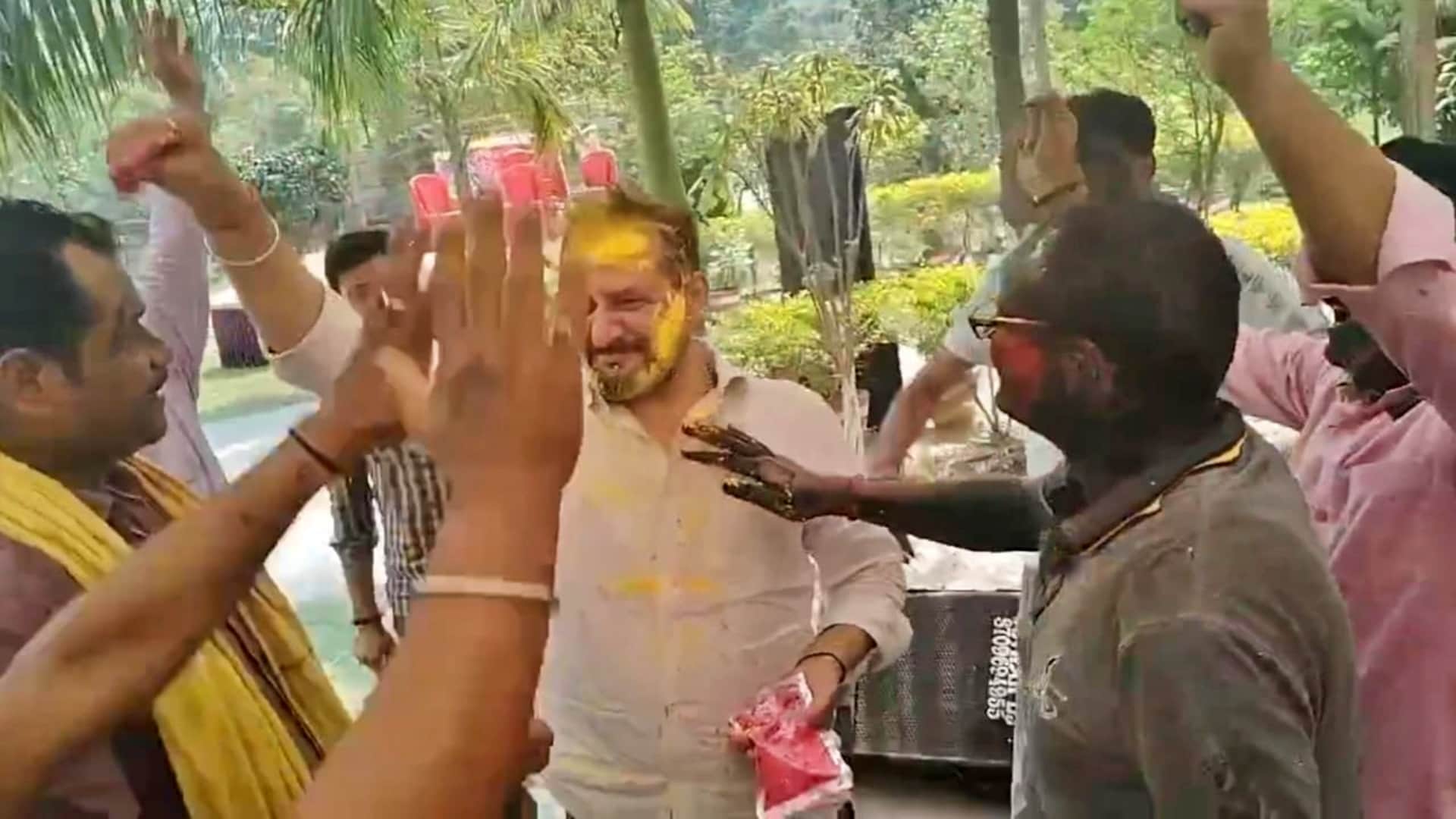 Saharsa Neeraj Bablu played Holi with supporters danced fiercely says there will be big Holi again in November