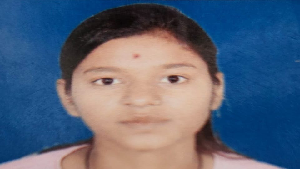 Minor girl dies in a road accident accident while crossing the road in Jhansi