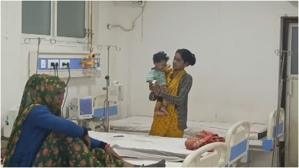 अस्पताल में भर्ती बच्चा।