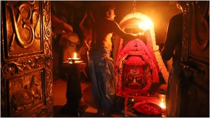 Ujjain Shri Mahakaleshwar Temple Holi Celebration After Bhasma Aarti Gulal offered to Baba Mahakal