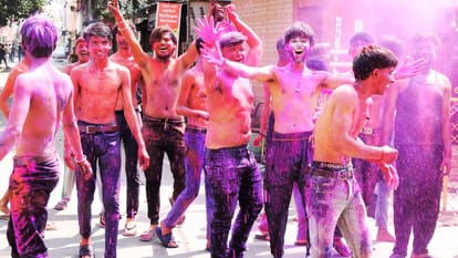 आजमगढ़ में होली का लुत्फ उठाते युवा।