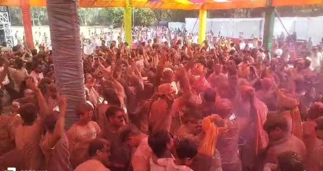 Police Holi: Colors flew in Bhopal Police Line, officers danced to Holi songs with policemen