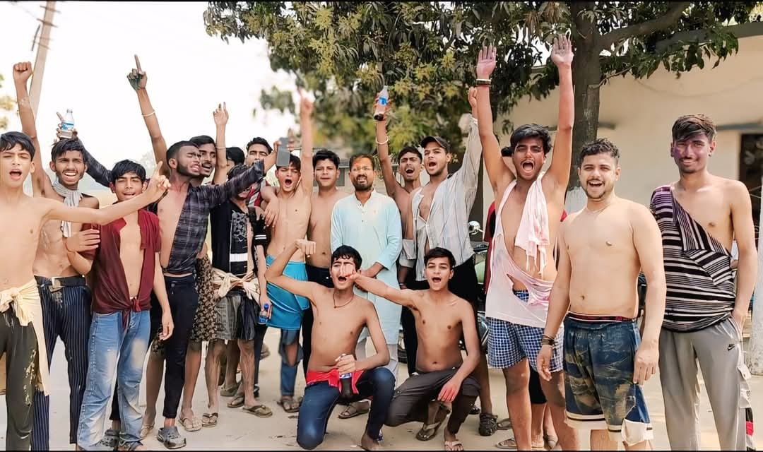 होली खेलने के बाद जश्न मनाते युवा।