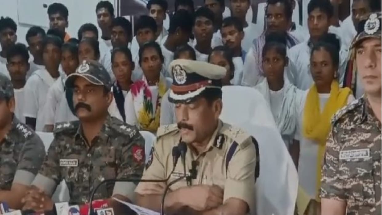 CG Naxalites: 64 Naxalites surrendered in Telangana from Chhattisgarh  including 16 female Naxalites