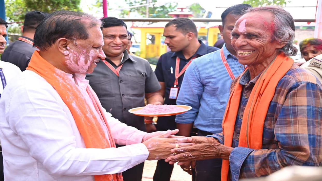 Holi 2025: CM Vishnudeo Sai celebrated Holi with villagers in his village Bagiya