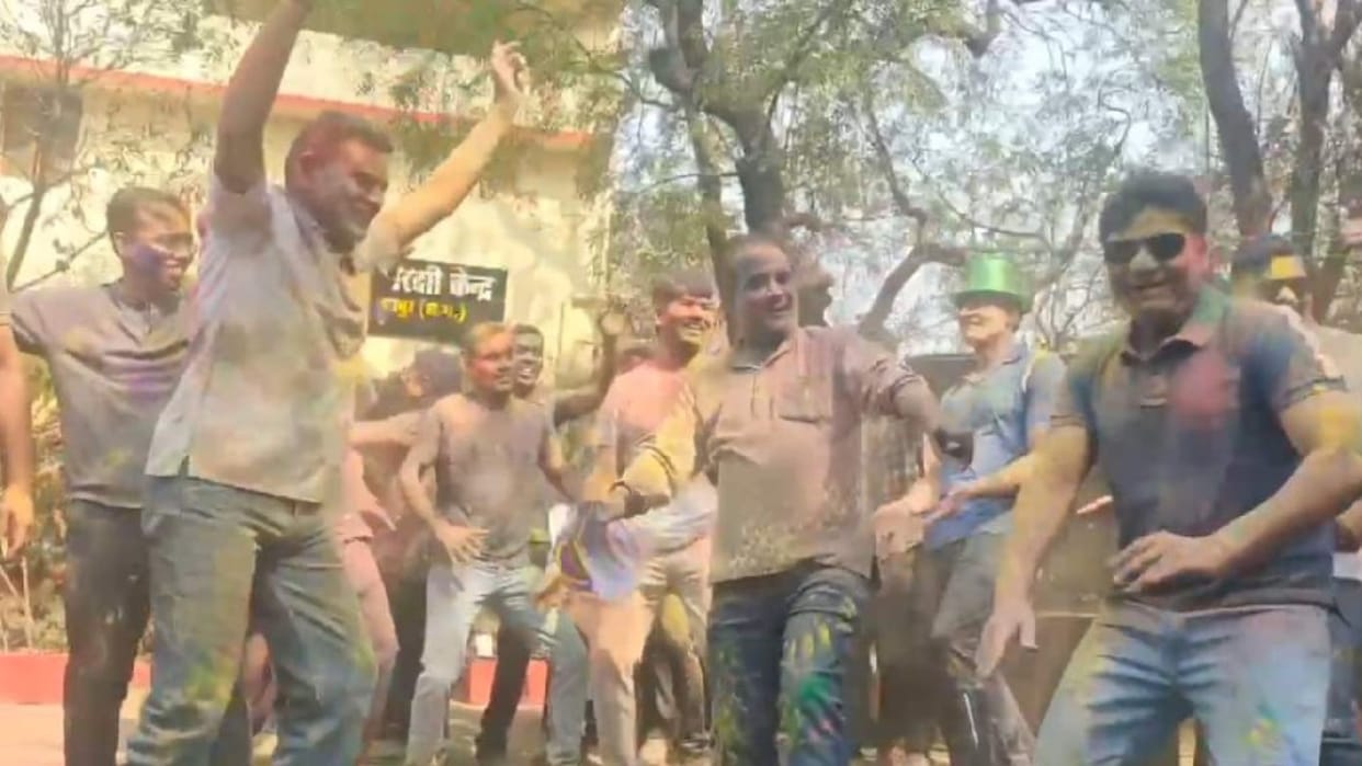Raipur police celebrated Holi festival, danced to Bollywood songs munni badnam hui...