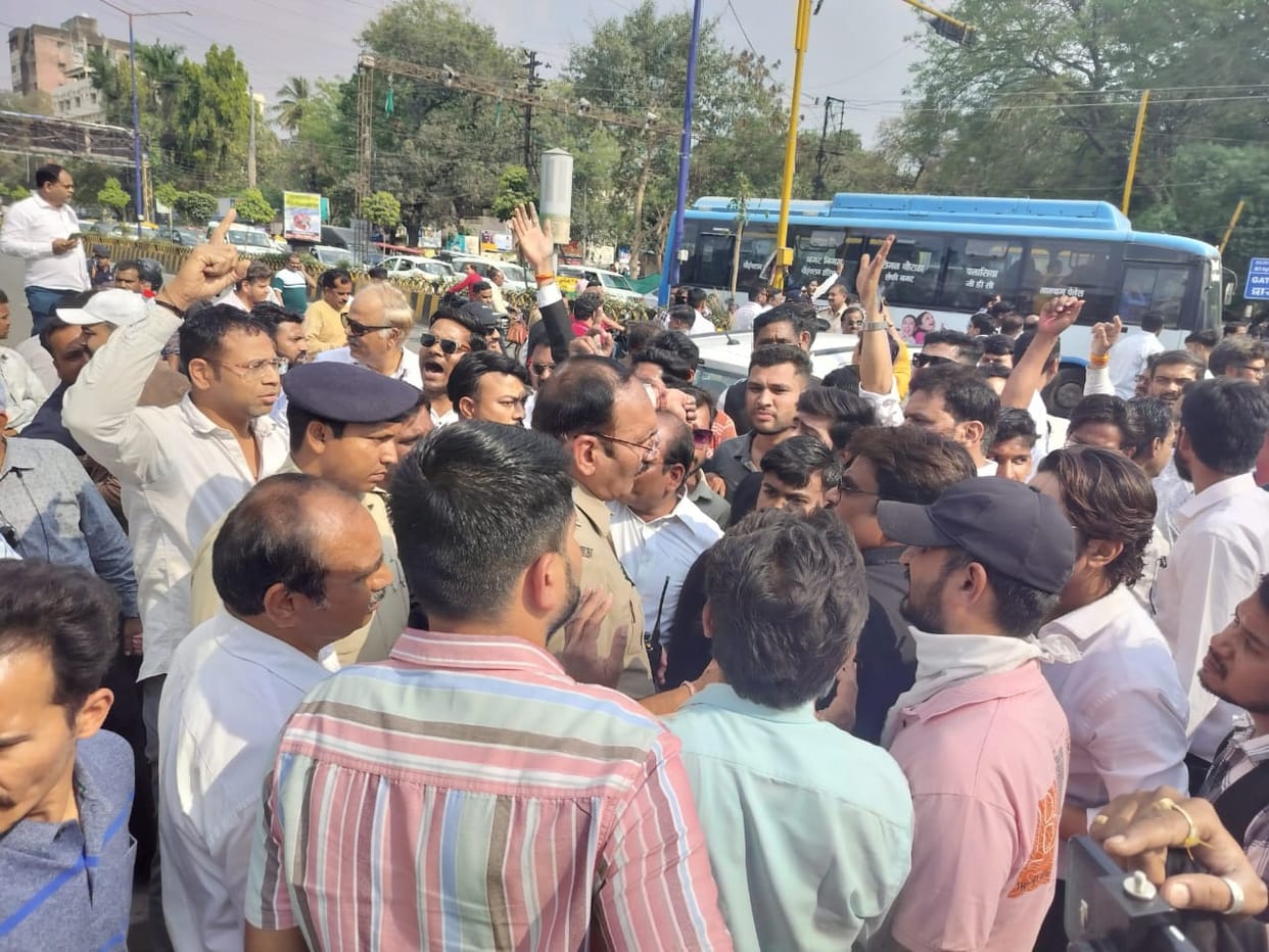 Indore: Lawyers adamant on the demand of registering a case against the policemen blocked MG Road