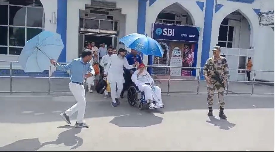 एयरपोर्ट से बाहर आता आसाराम