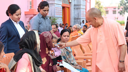 CM Yogi instructed the officials in Gorakhpur Janta Darshan, said- free the land from illegal occupation
