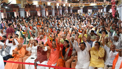 Holi Milan function was organized in Gorakhnath temple, CM Yogi said- opponents got their answer