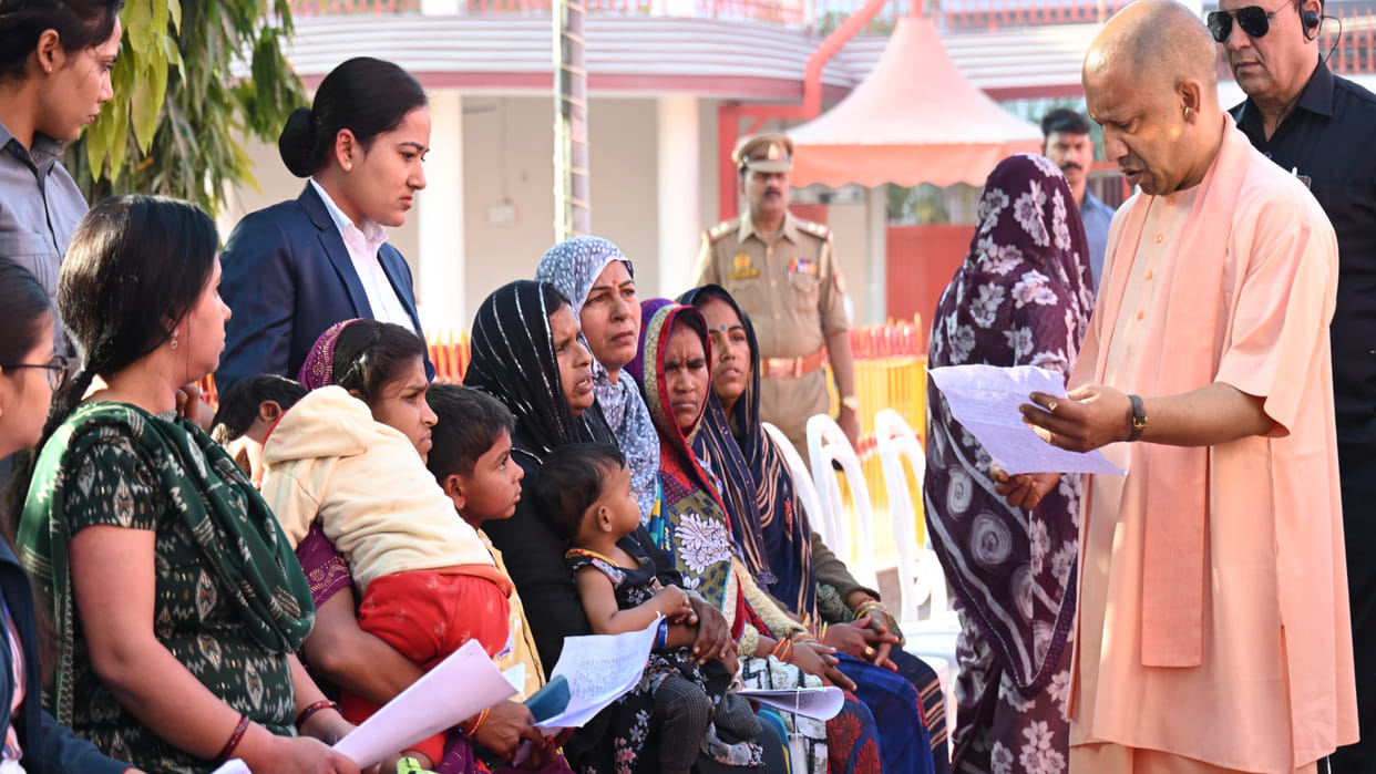 CM Yogi instructed the officials in Gorakhpur Janta Darshan, said- free the land from illegal occupation