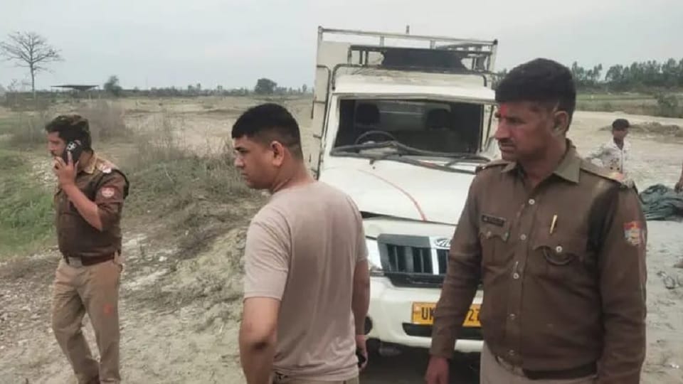 Vehicle of villagers going for Ganga bath after playing Holi overturned, 11 year old child died