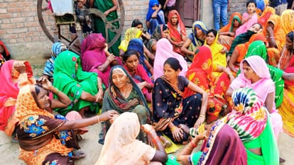 हादसे में माैत के बाद बिलखतीं महिलाएं।