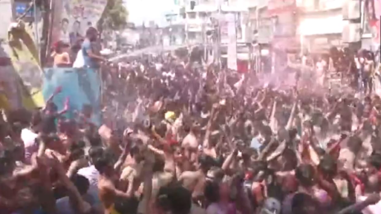 Holi celebrations in Prayagraj a large number of people gather at Loknath Chauraha in prayagra