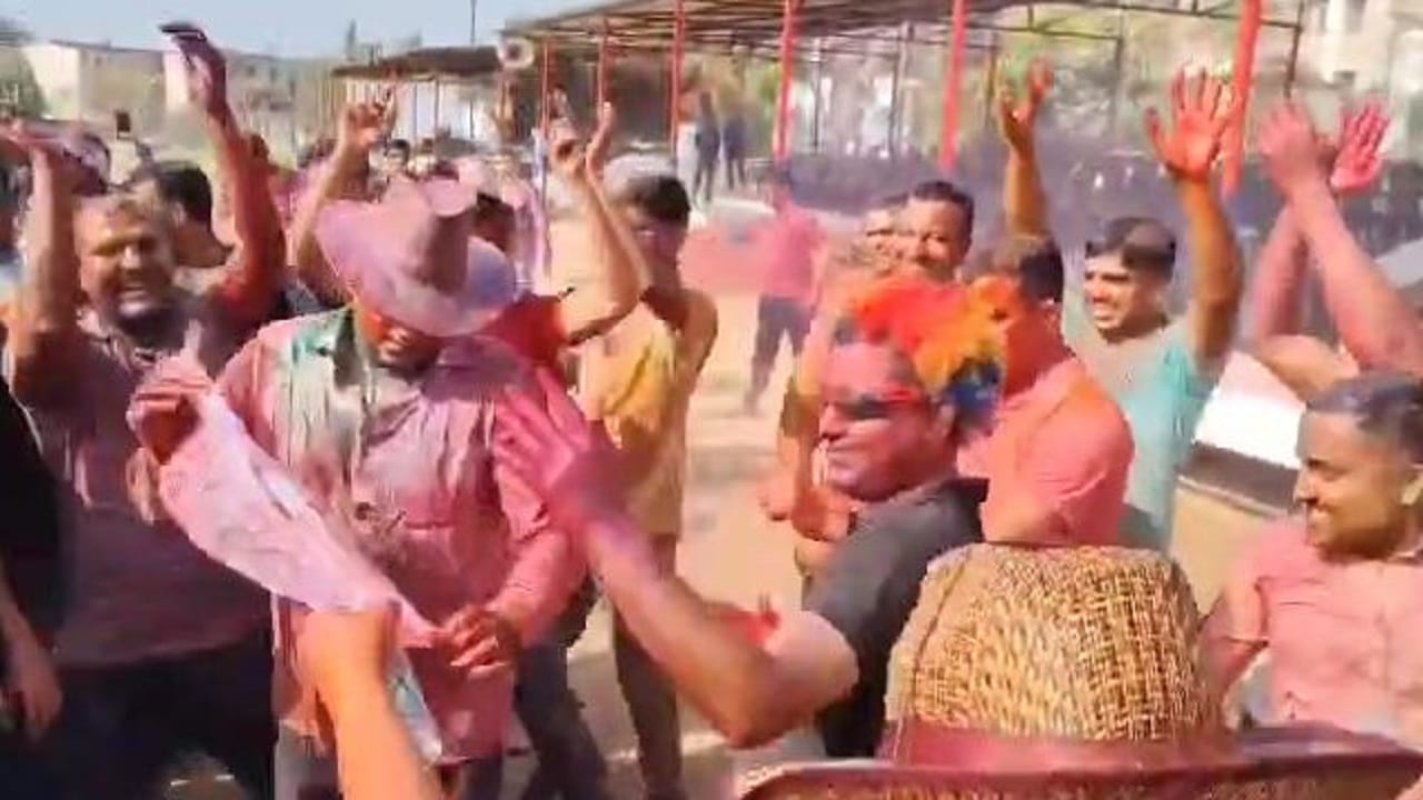 SSP Anurag Arya dance with police officers on Holi in bareilly