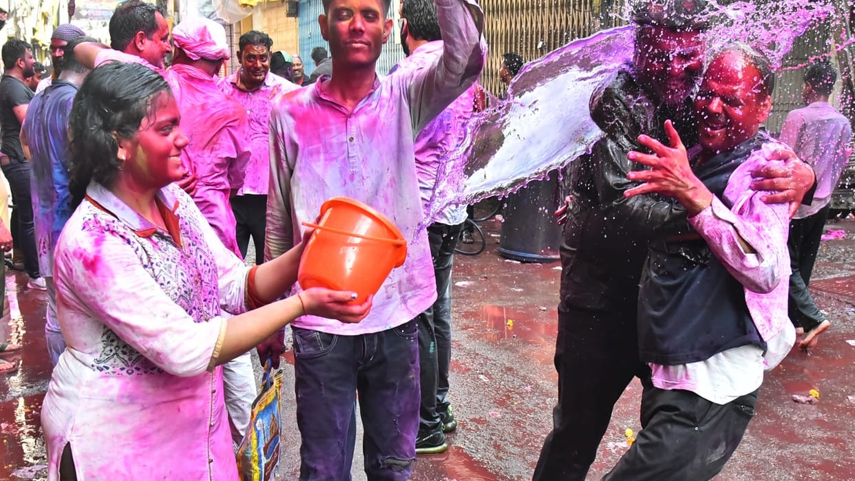 People danced to Holi songs threw lots of abir-gulal in Bareilly