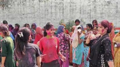 जेल में डांस करतीं युवतियां