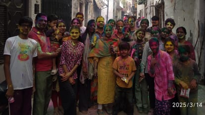 People danced to Holi songs threw lots of abir-gulal in Bareilly