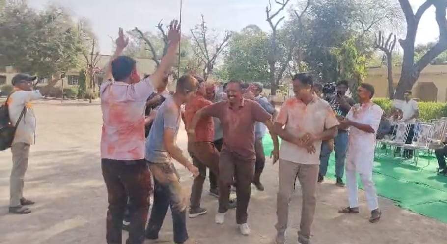 जोधपुर में पुलिसकर्मियों ने खेली होली