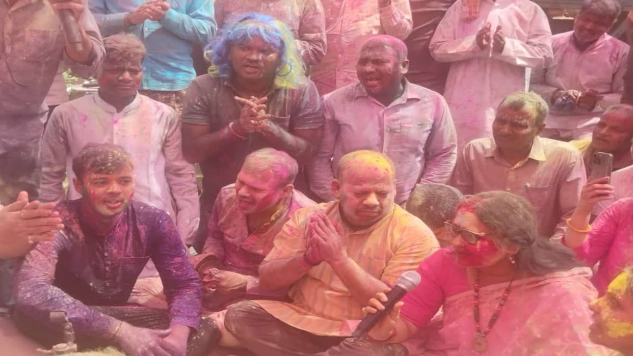 Jharkhand News Ranchi SSP Chandan Kumar Sinha celebrated Holi with policemen gave wishes by singing Fagua