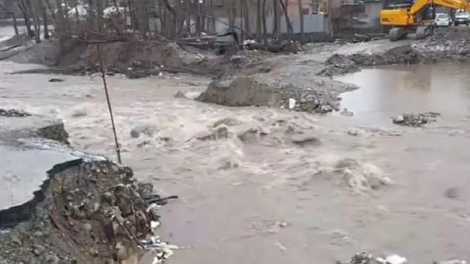 Rain and snowfall wreak havoc in Jammu and Kashmir Chances of landslides in Banihal-Ramban many roads includin