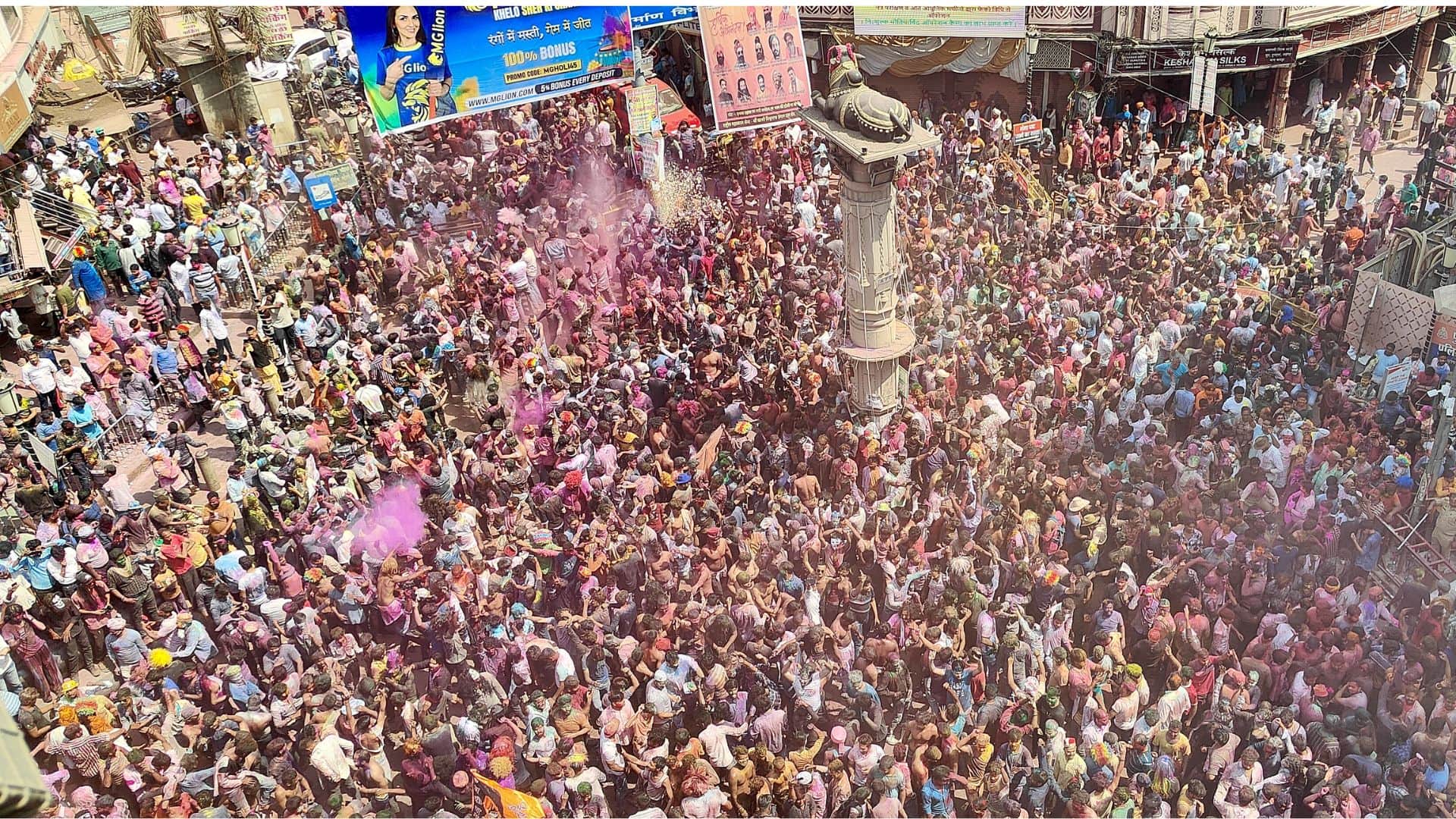 Holi five traditional places in Kashi filled with joy and colors Naga Sadhus celebrated Holi in Akharas