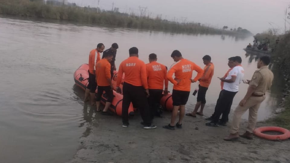 A student jumped into the canal in Jarcha Kotwali area