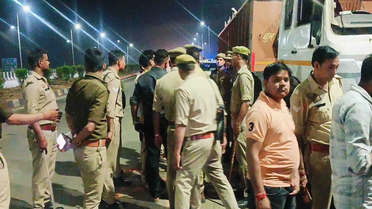Etawah: Bike collided with dumper, two died, angry family members and villagers pelted stones