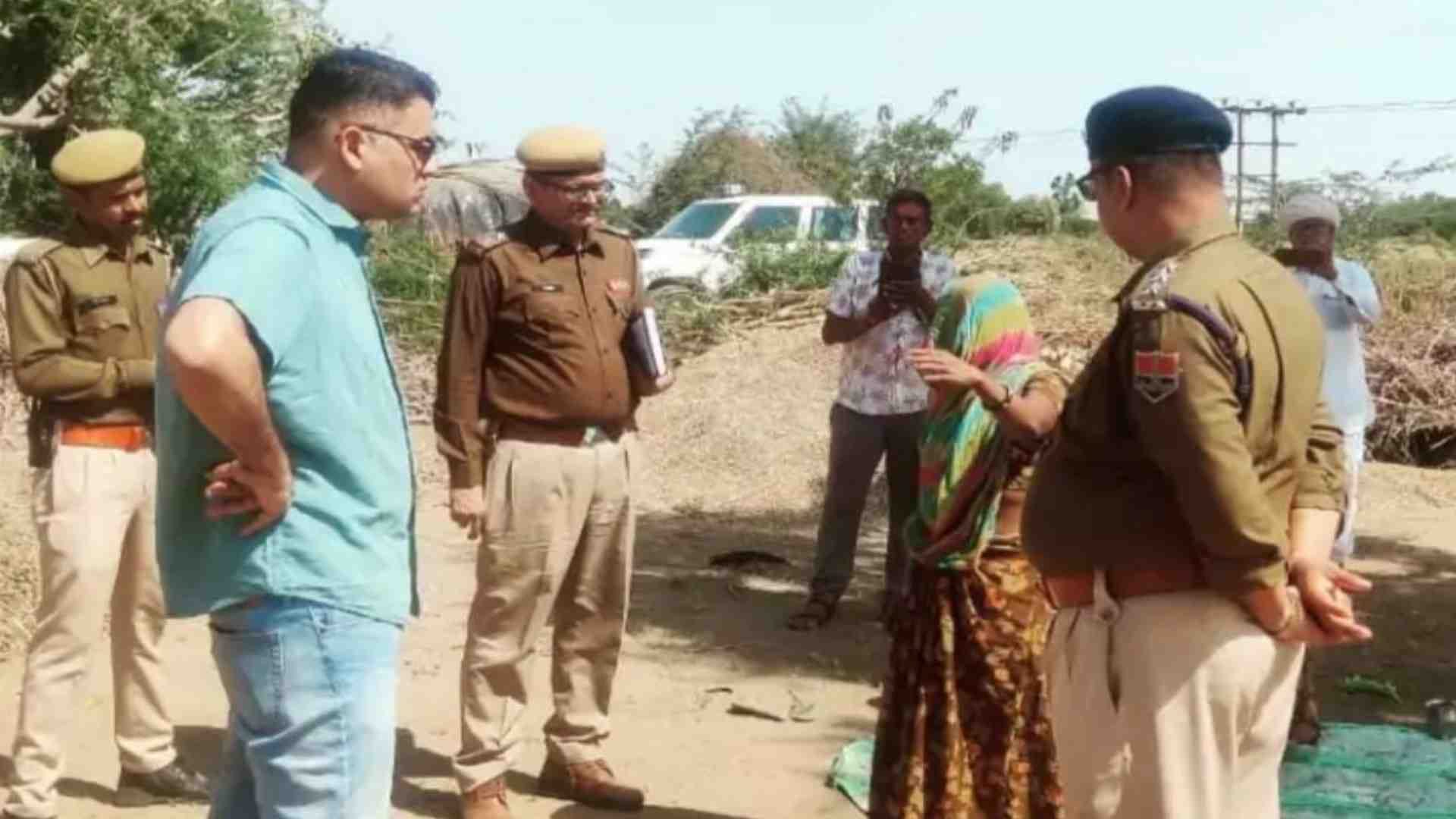 मामले की जांच करने पहुंची पुलिस।