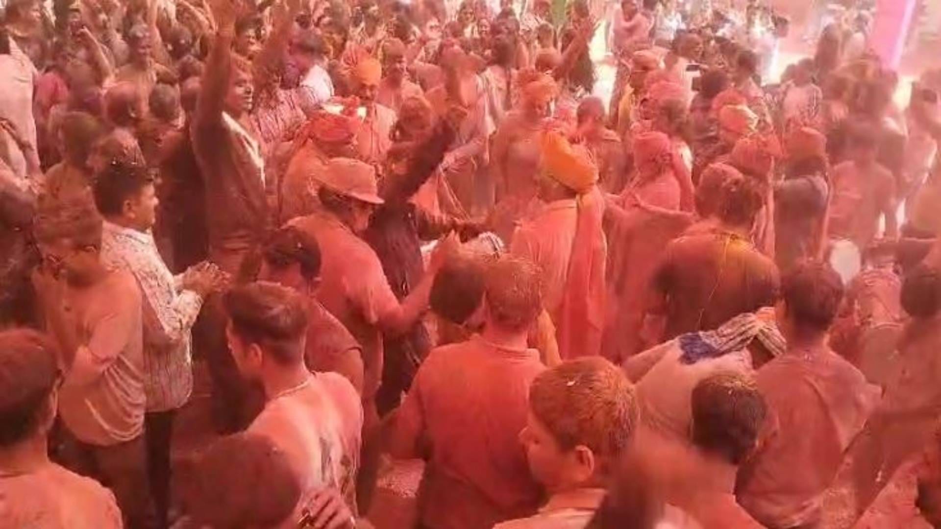 Holi Milan Samaroh Police Commissioner Harinarayan Chari Mishra danced with 500 policemen in Bhopal see photos
