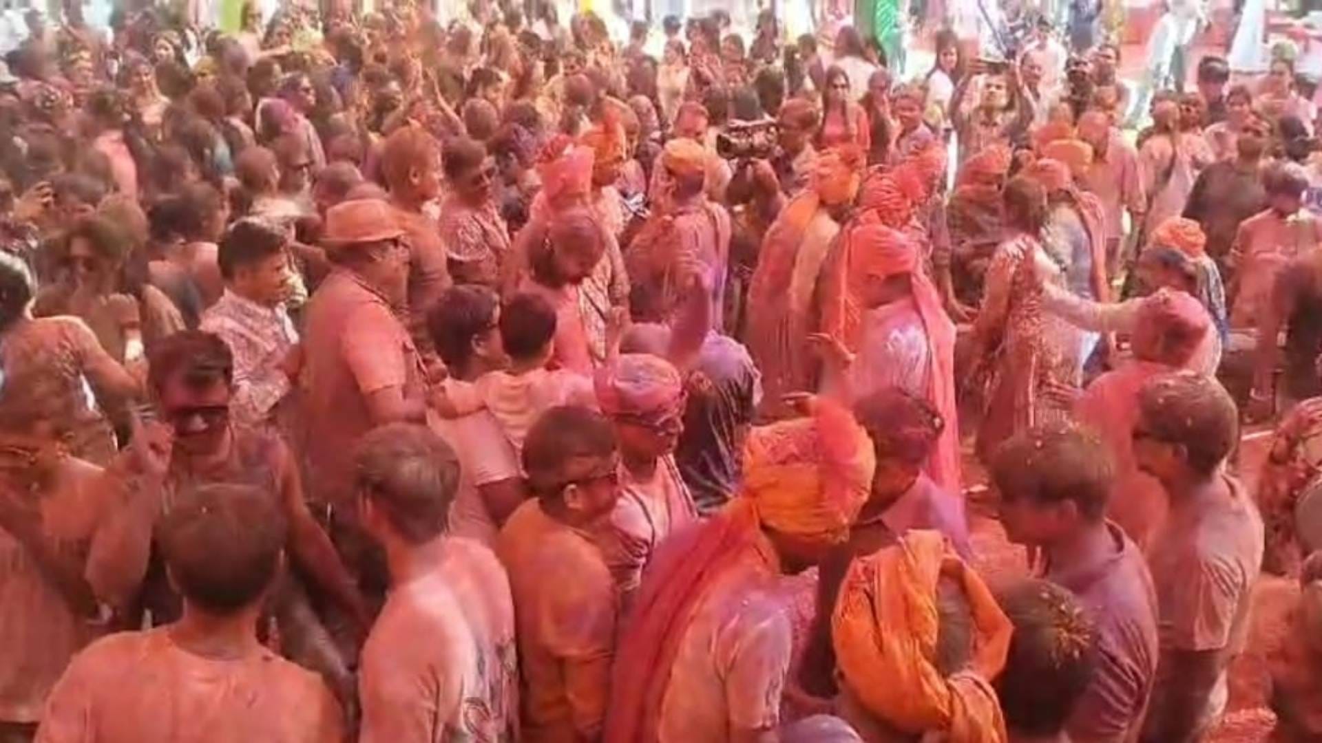 Holi Milan Samaroh Police Commissioner Harinarayan Chari Mishra danced with 500 policemen in Bhopal see photos