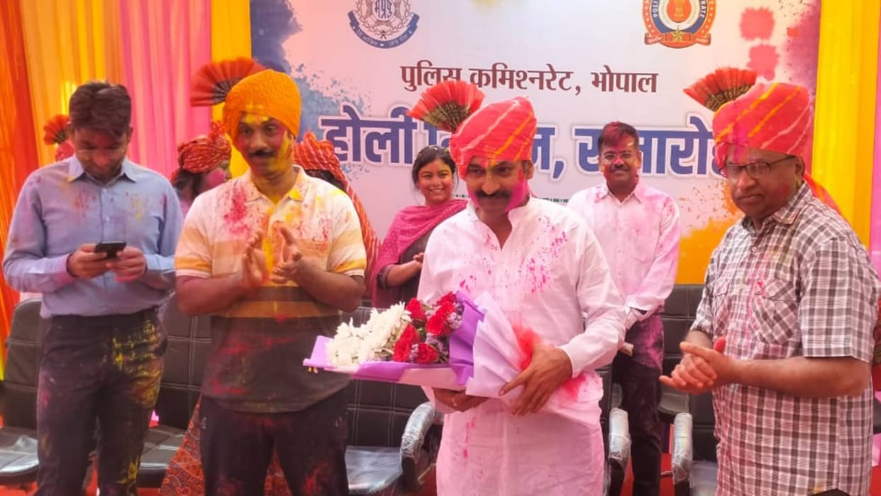 Holi Milan Samaroh Police Commissioner Harinarayan Chari Mishra danced with 500 policemen in Bhopal see photos