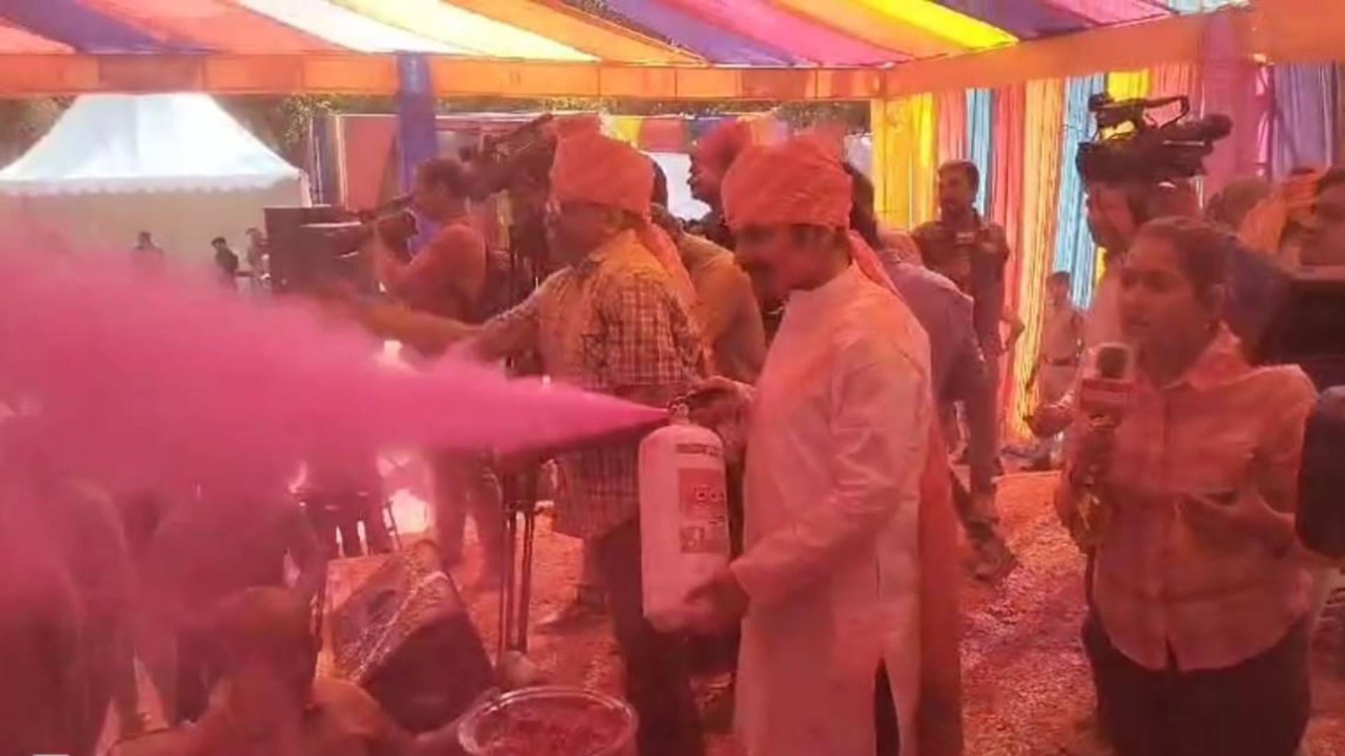 Holi Milan Samaroh Police Commissioner Harinarayan Chari Mishra danced with 500 policemen in Bhopal see photos