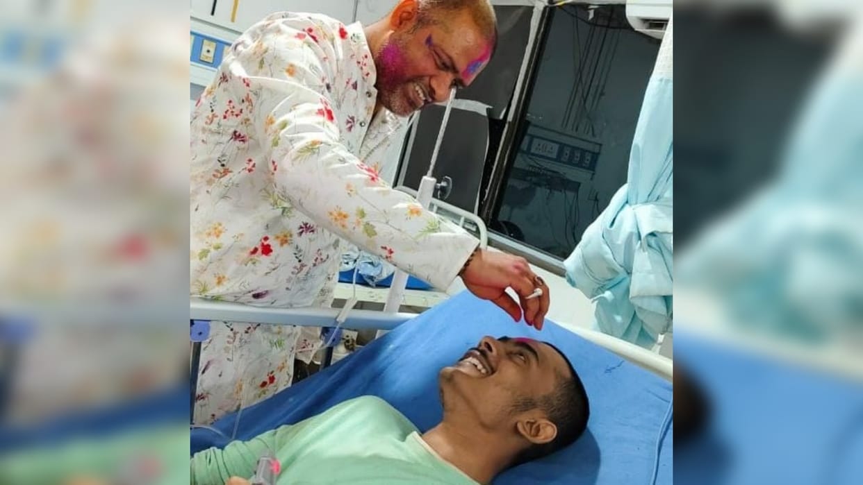 Muzaffarpur News: Doctor played Holi with a student injured by bullet, congratulated him by applying gulal